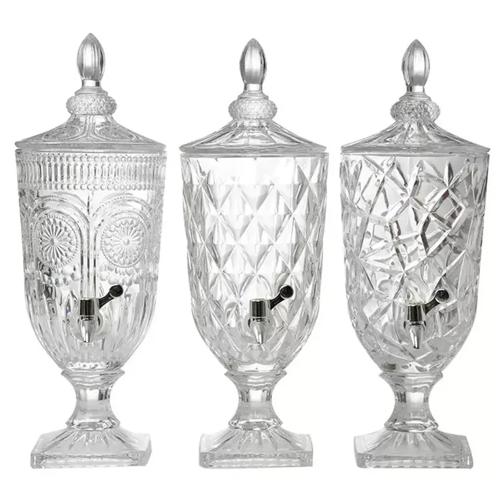 Trois distributeurs de boissons sur socle avec motif en relief, disponibles en plusieurs modèles