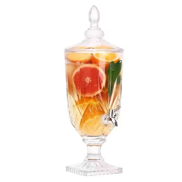 Distributeur de boissons transparent sur socle, avec une texture en relief et un couvercle pointu