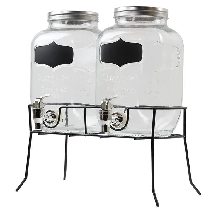 Deux distributeurs de boissons carrés sur un support métallique double