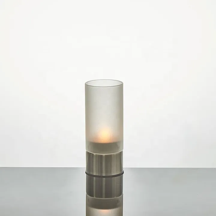 Bougeoir cylindrique en verre dépoli avec socle en acier inoxydable et bougie allumée