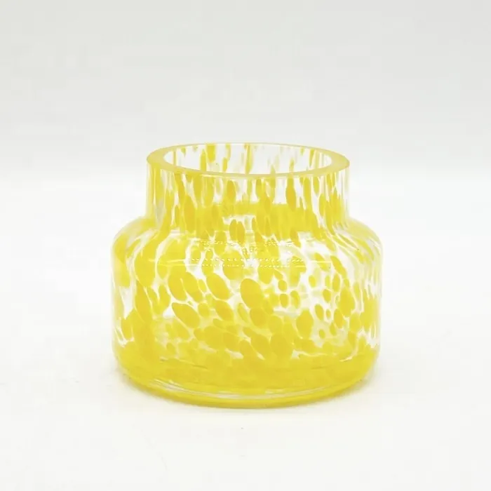 Pot à bougie en verre jaune avec un motif de surface moucheté de blanc