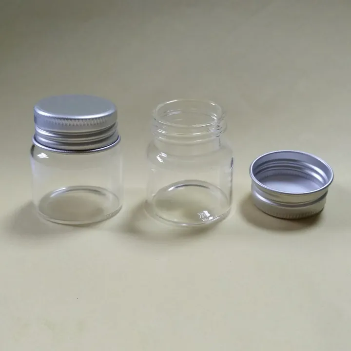Deux mini-pots en verre transparent avec des couvercles en aluminium argenté