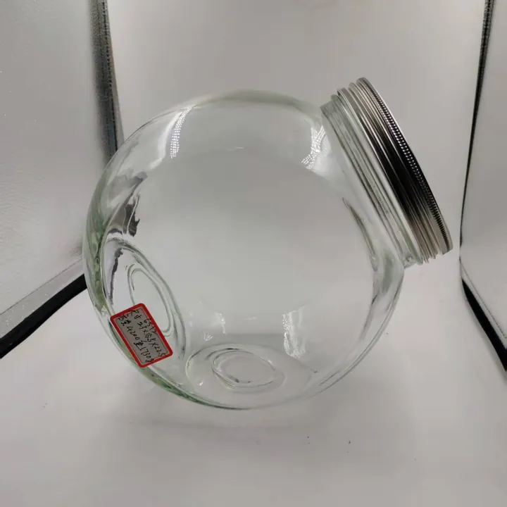 Grand bocal de conservation rond en verre, placé de travers
