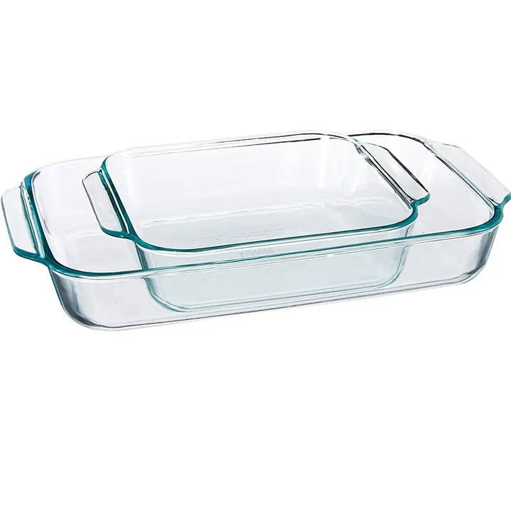 Trois plats à gratin rectangulaires en verre emboîtables, munis de poignées