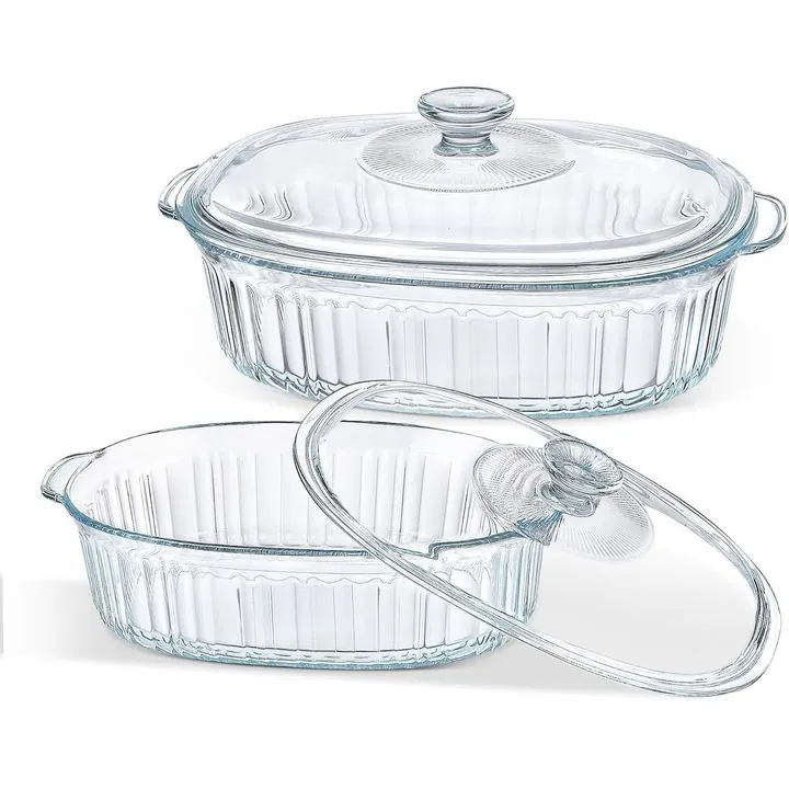 Deux plats à gratin ovales en verre avec leurs couvercles en verre assortis, de tailles différentes