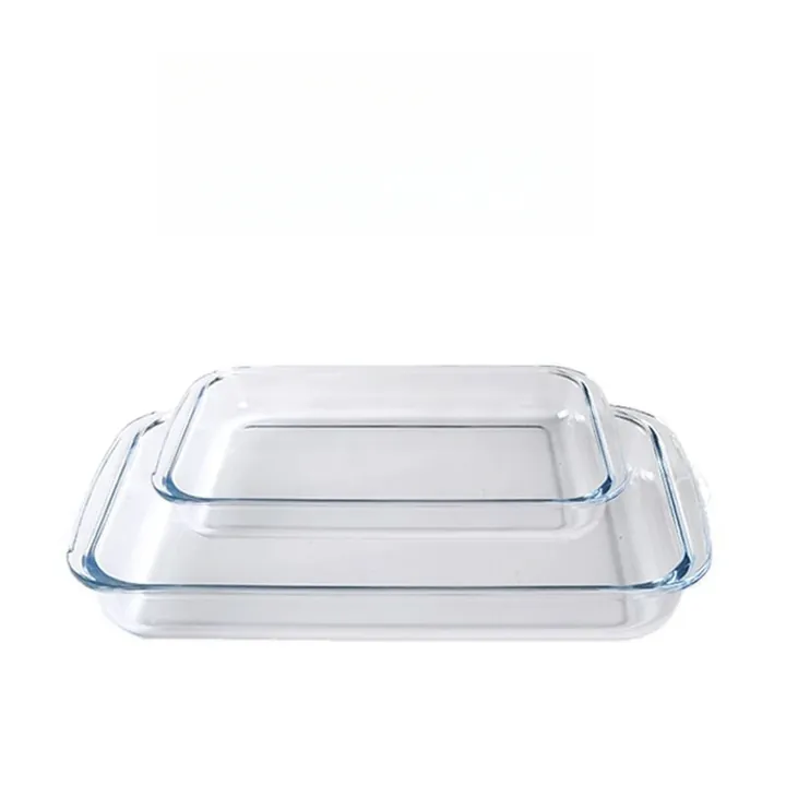 Deux plats à gratin rectangulaires en verre empilés l'un sur l'autre