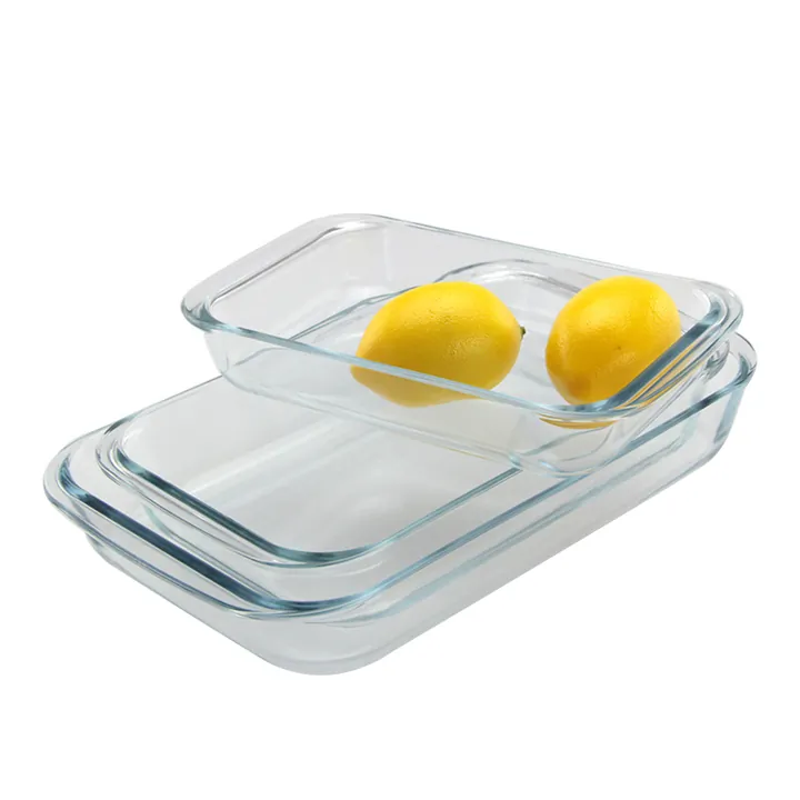 Trois plats à four rectangulaires en verre empilés, garnis de citrons