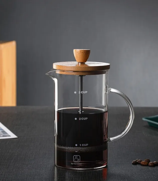 Cafetière à piston en verre avec couvercle en bambou et poignée en verre