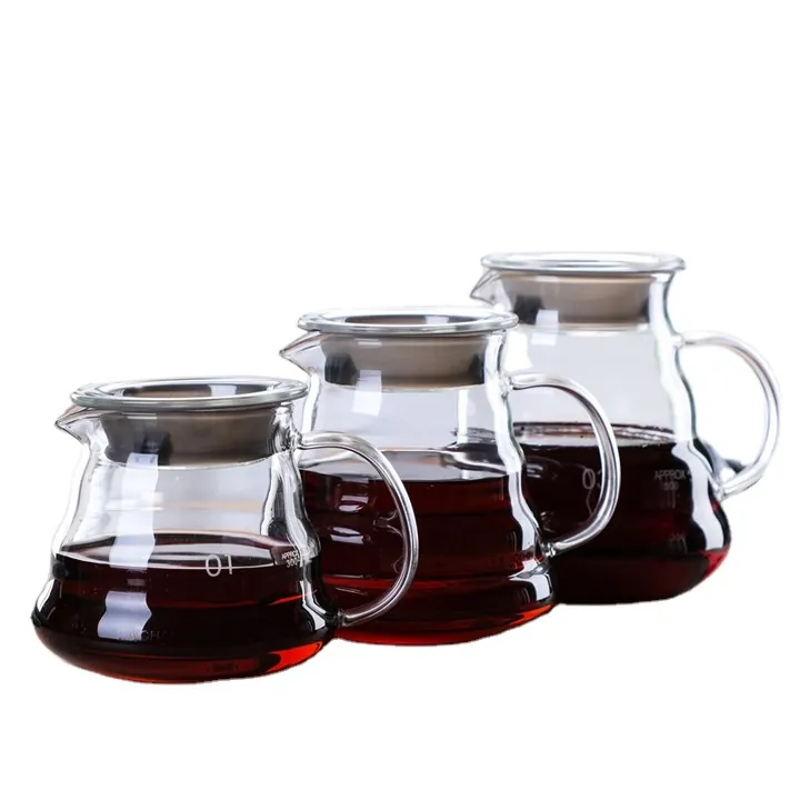 Trois carafes à café en verre de différentes contenances