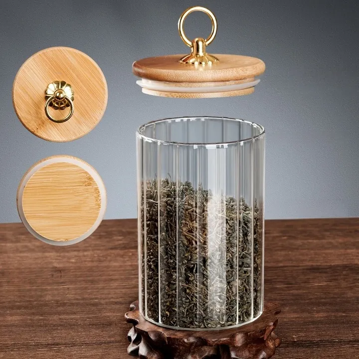 Geriffelte, zylindrische Teedose aus Glas mit Bambusdeckel und goldenem Ring