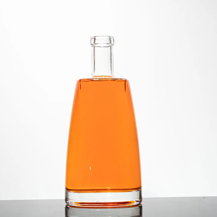 Getränkeflasche aus Glas mit konischem, dickem Boden