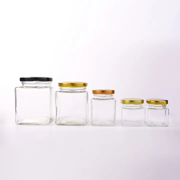 Bocaux de conservation carrés en verre avec des couvercles métalliques de différentes couleurs