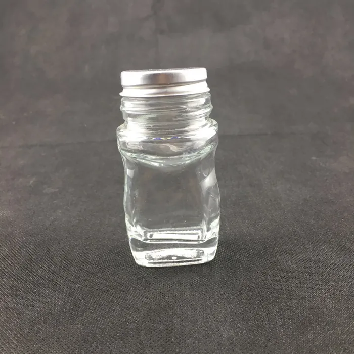 Kleines quadratisches Glasgefäß mit silbernem Metalldeckel