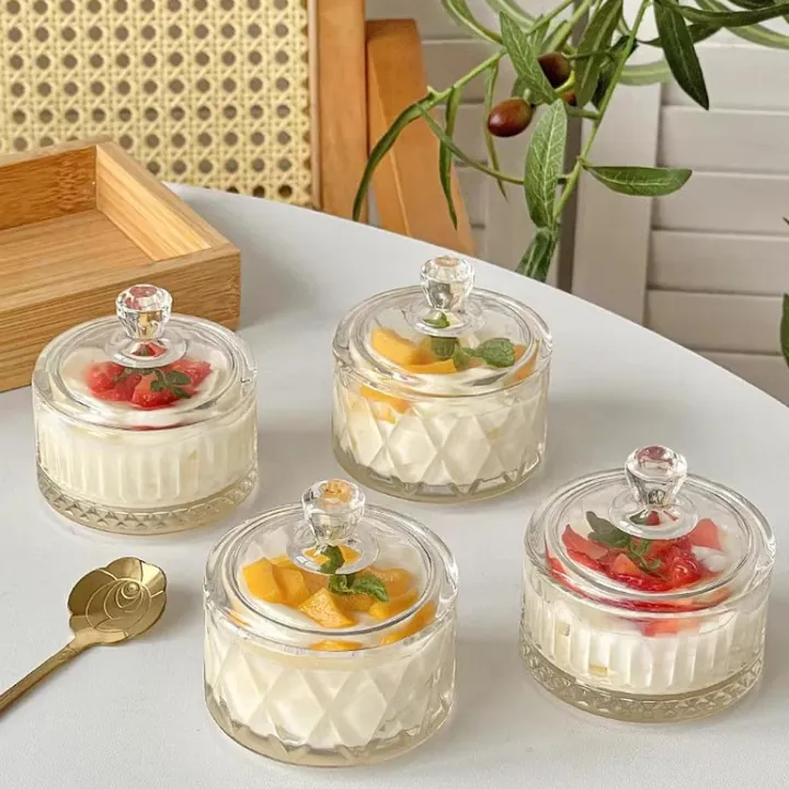 Стеклянные стаканчики с пудингом со сливками, клубникой, манго и мятой