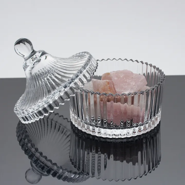 Десертная миска из рифлёного стекла с крышкой и розовым содержимым