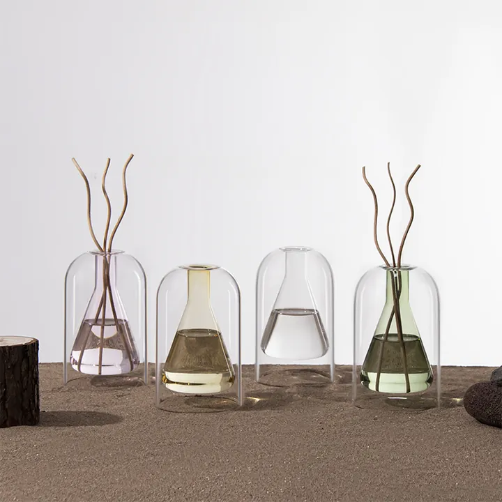 Vier dekorative Glasflaschen mit Diffusor in verschiedenen Farben