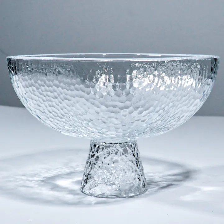 Klare, gehämmerte Obstschale aus Glas mit Sockel