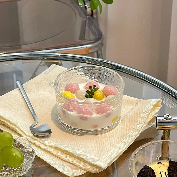 Bol en verre transparent texturé rempli d'un dessert coloré