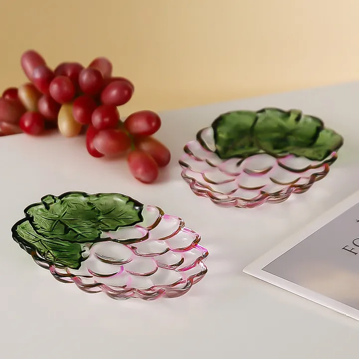 Deux coupes à fruits en verre ornées de motifs peints représentant des raisins et des feuilles