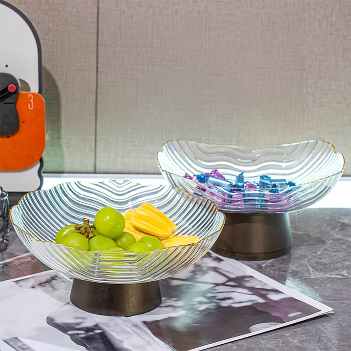 Deux coupes sur pied en verre ondulé garnies de fruits et de bonbons