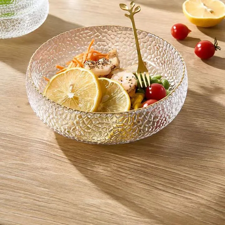 Runde Schale aus strukturiertem Glas mit Zitronen und Gemüse