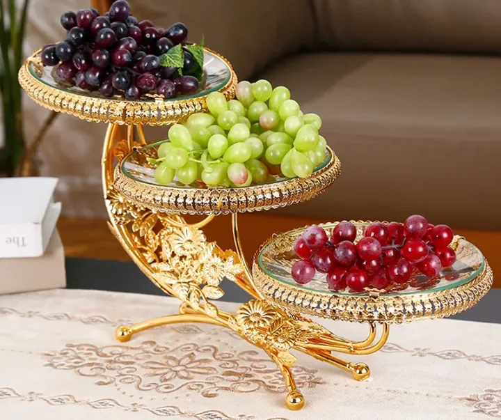 Plateau à fruits en verre à trois étages garni de raisins de différentes couleurs