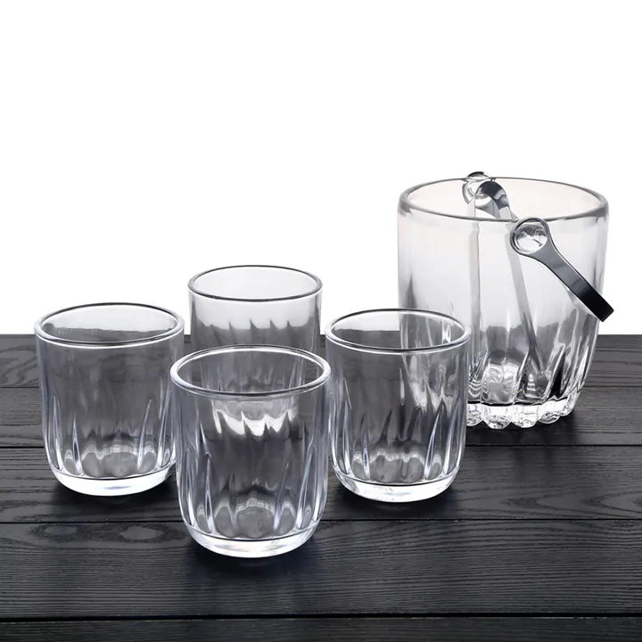 Seau à glace en verre strié, avec quatre verres assortis et une pince à glaçons en métal