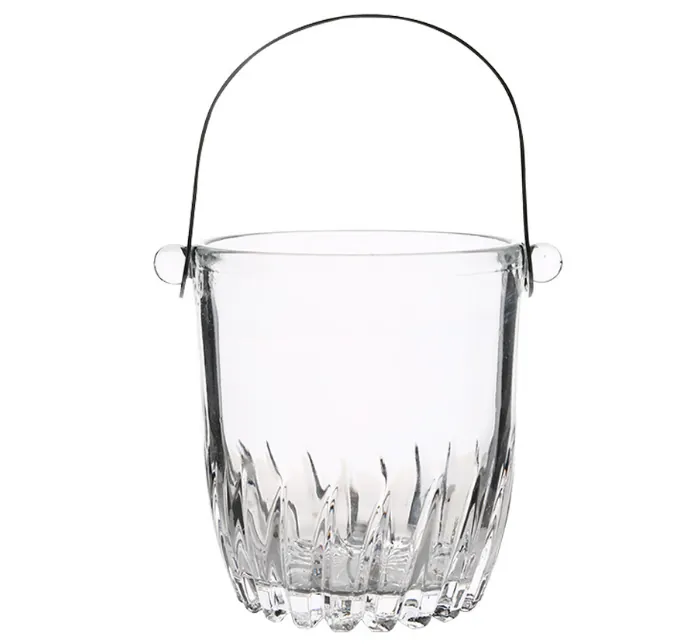 Seau à glaçons en verre transparent avec un fond rainuré verticalement et une poignée en fil métallique