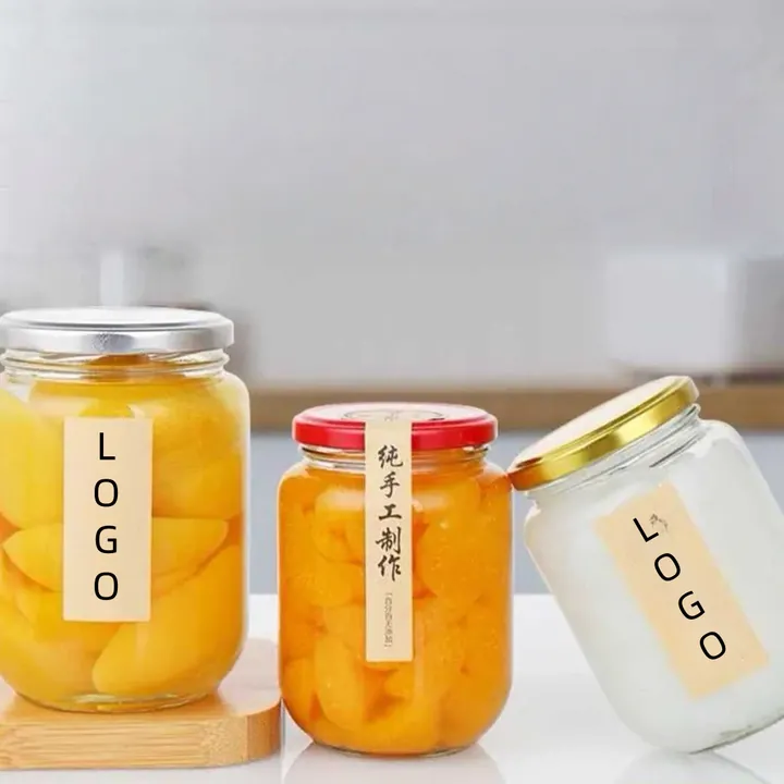 Glasgefäße aus klarem Glas mit schwarzen Deckeln und roten Markenetiketten