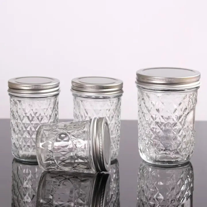 Einmachgläser aus klarem Glas mit Rautenmuster in verschiedenen Größen und silbernen Metalldeckeln