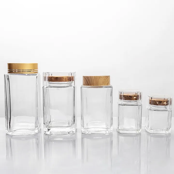 Quadratische Vorratsgläser aus klarem Glas mit Holzmaserung und goldenen Deckeln