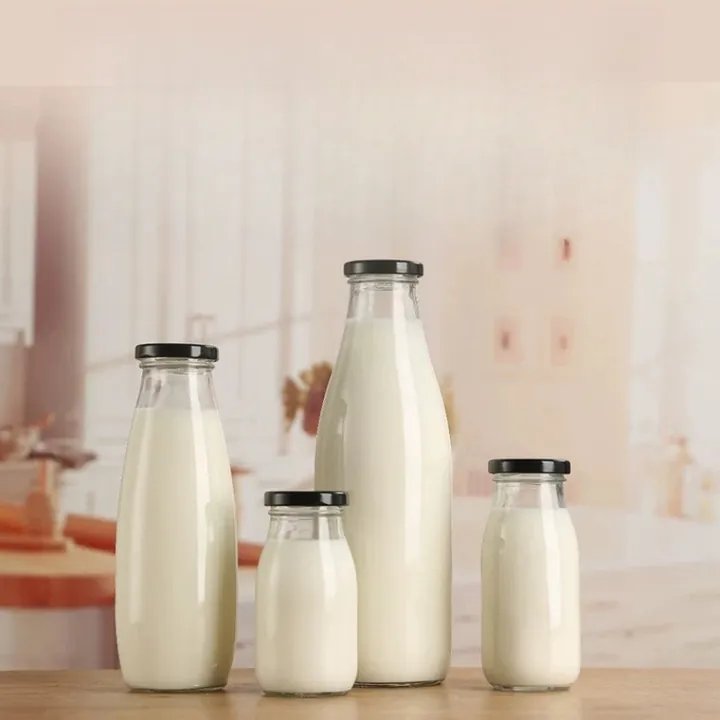 Milchflaschen aus Glas mit verschiedenen Verschlussfarben und Füllmengen