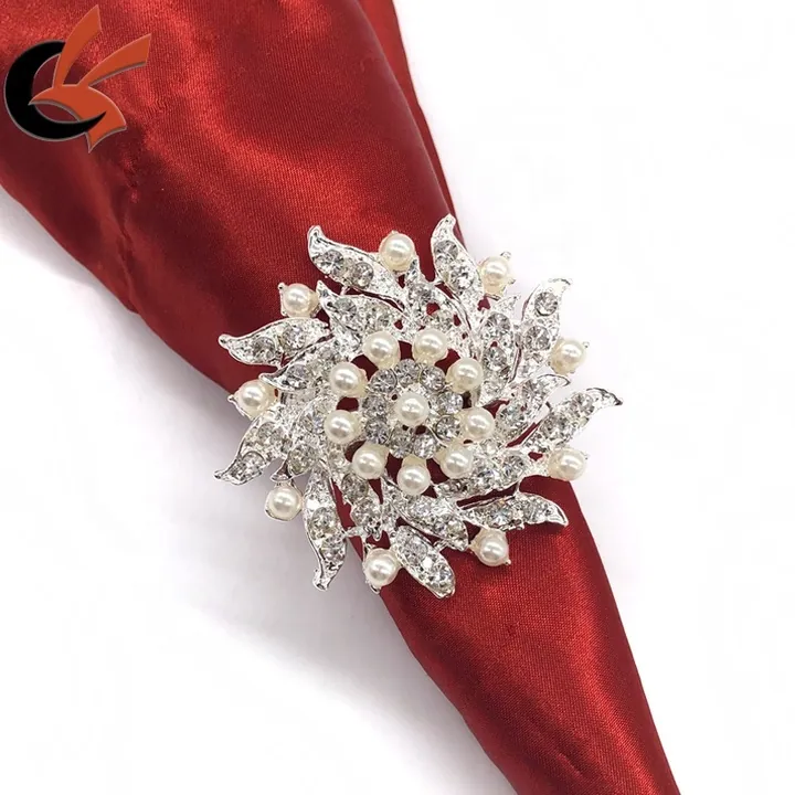 Rond de serviette en forme de fleur, orné de strass et d'une perle blanche