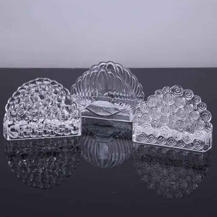 Trois porte-serviettes en verre transparent, aux textures et formes variées