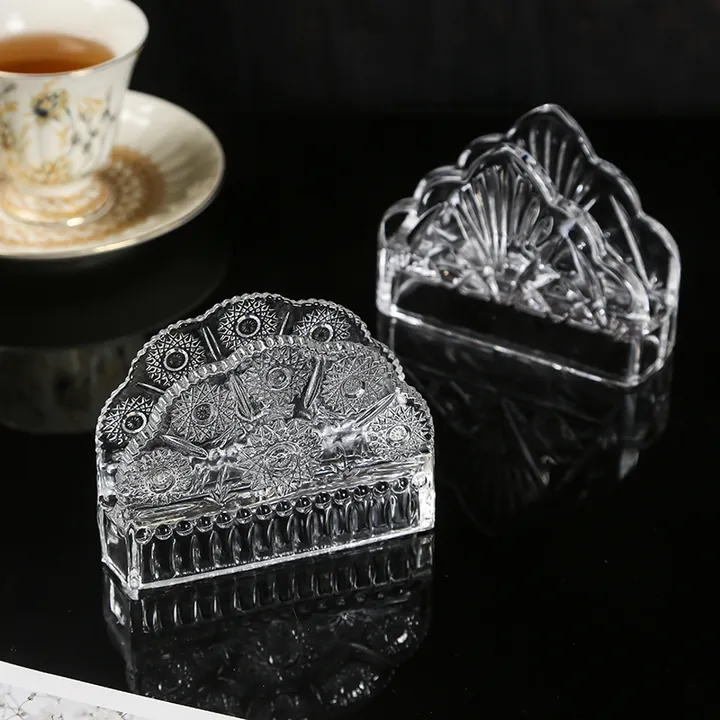 Deux porte-serviettes en verre transparent gaufré, dans un service à thé