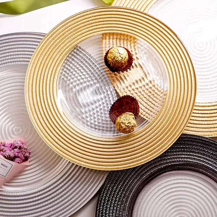 Glasplatten mit konzentrischen Ringen in Gold, Silber und Schwarz, gemeinsam ausgestellt