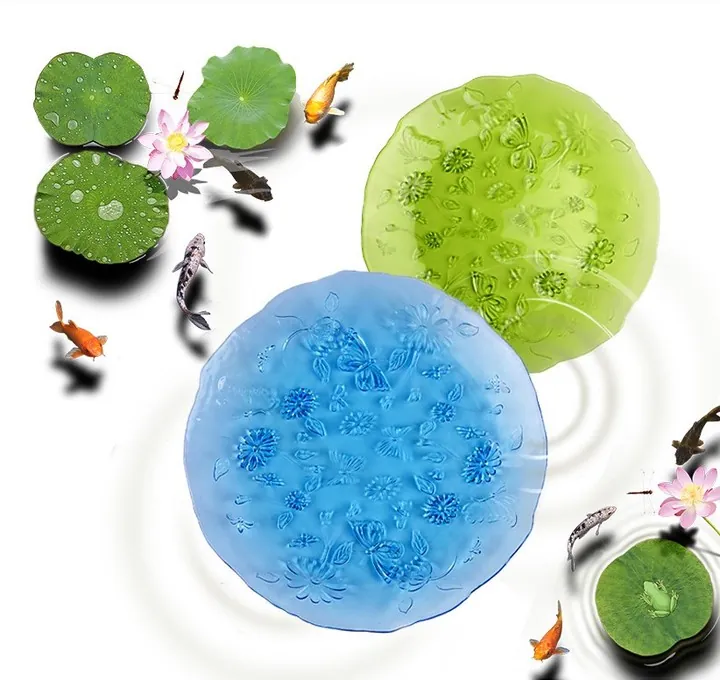 Blaue und grüne Glasplatten mit Blumenprägung, gemeinsam ausgestellt