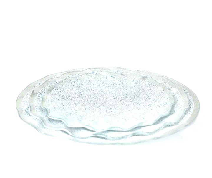 Klare, gewellte Glasteller mit Glitzerstruktur