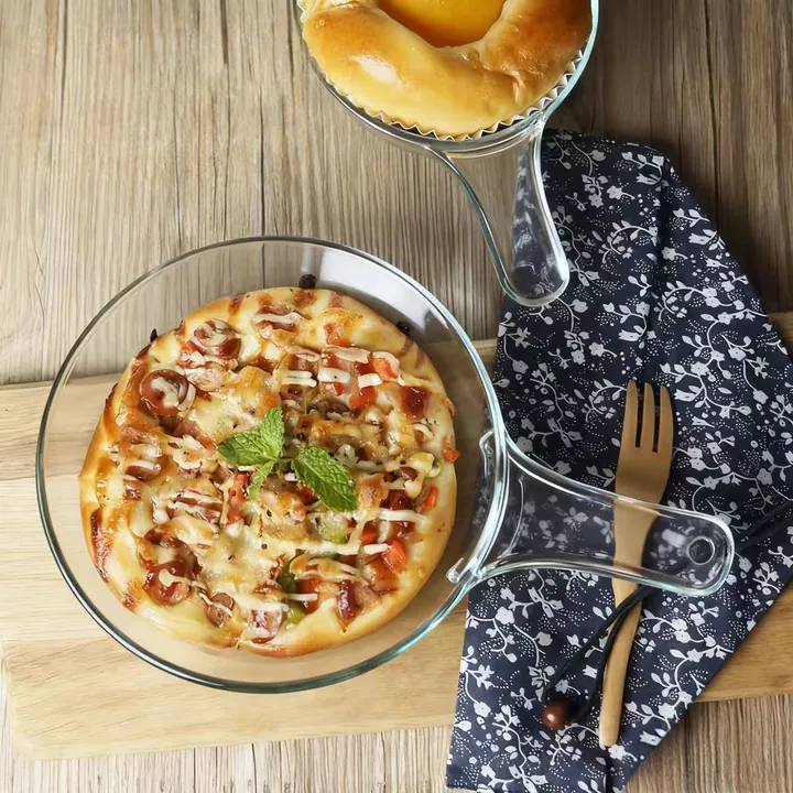 Backblech aus Glas mit Griffen, auf dem eine Pizza liegt