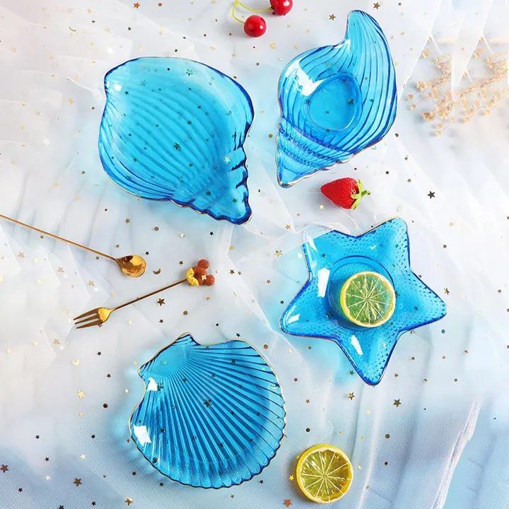 Glasteller in Form einer blauen Muschel und eines Seesterns