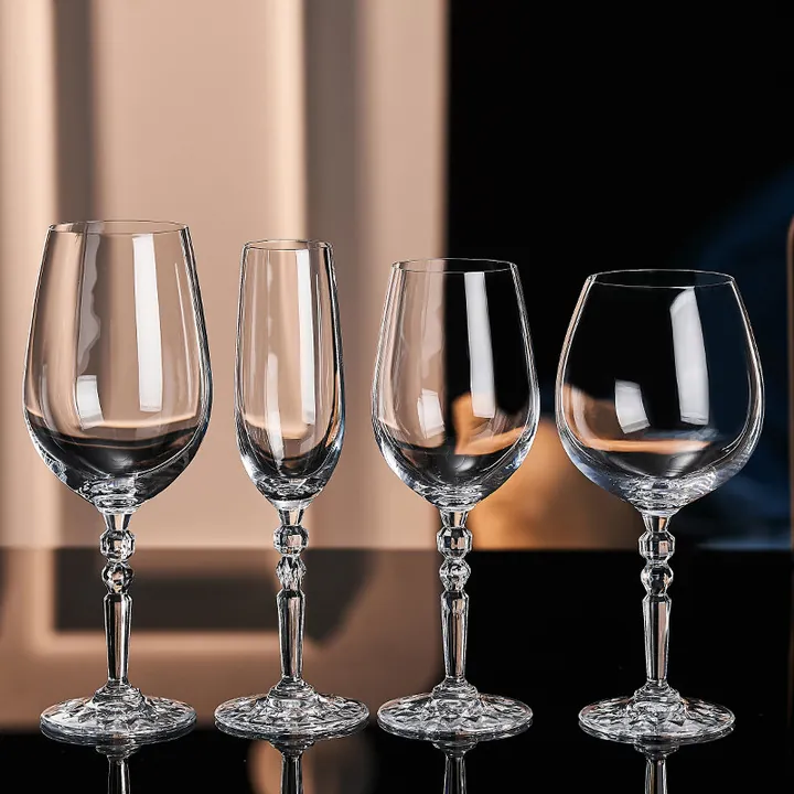 Maßgefertigte Glas-Stielgläser für B2B-Kunden