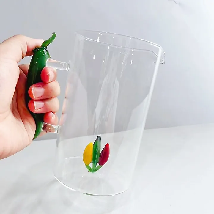Théière en verre transparent avec une anse en forme de piment vert et un décor floral coloré