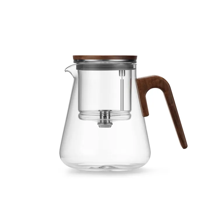 Théière en verre transparent avec poignée en bois sur le couvercle et infuseur suspendu
