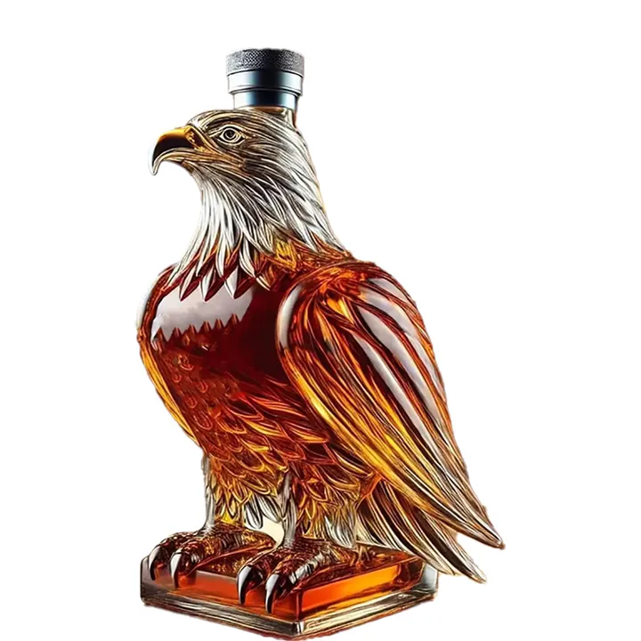 Glas-Whiskykaraffe in Adlerform, gefüllt mit bernsteinfarbenem Alkohol