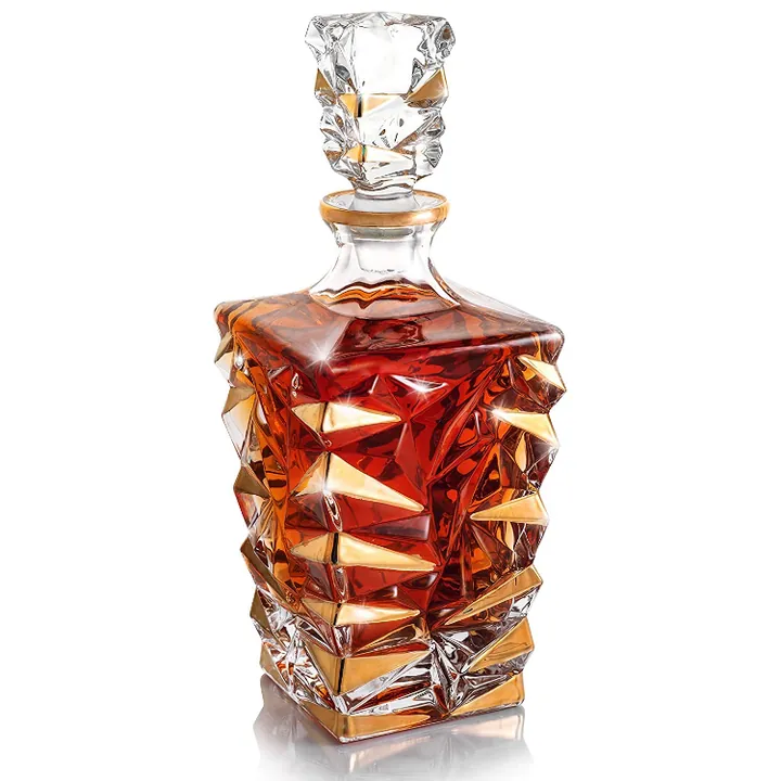 Facettierte, quadratische Whiskykaraffe aus Glas, gefüllt mit bernsteinfarbenem Alkohol