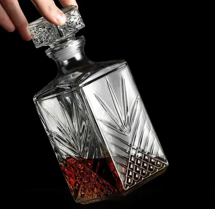 Quadratische Whiskykaraffe aus Glas mit fächerförmiger Struktur und Verschluss