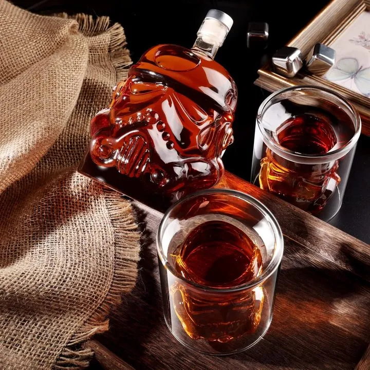 Whiskykaraffe in Helmform mit zwei Gläsern und Eiswürfeln