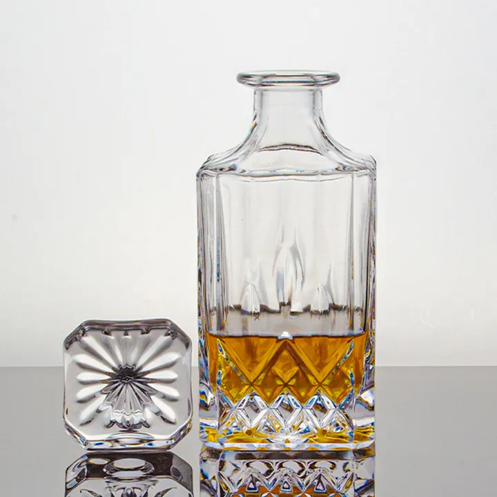 Hohe, quadratische Whiskykaraffe aus Glas mit separatem Verschluss