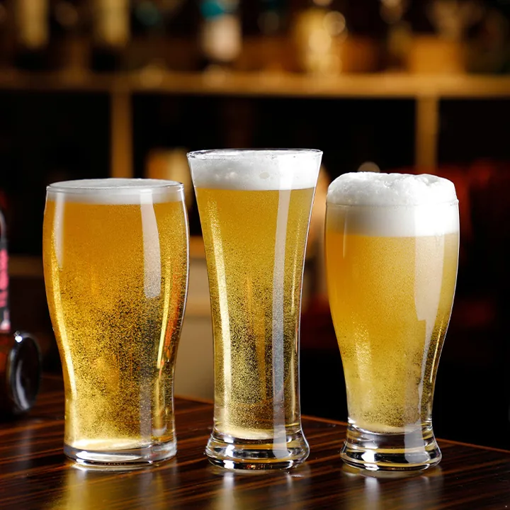 Drei mit Bier gefüllte Biergläser auf einem Stehtisch