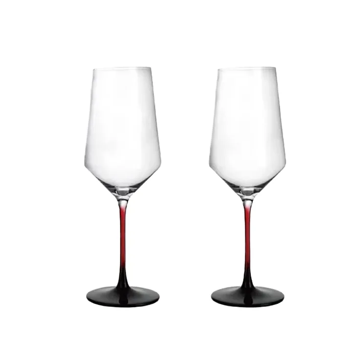 Dos copas con tallos en degradado rojo y negro